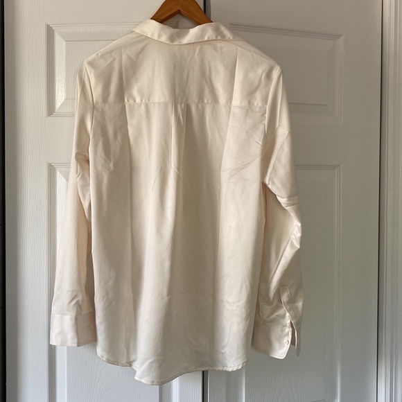 NWT GAP Silky Boyfriend Button-Up Blouse, ivory, size M - Picture 4 of 6